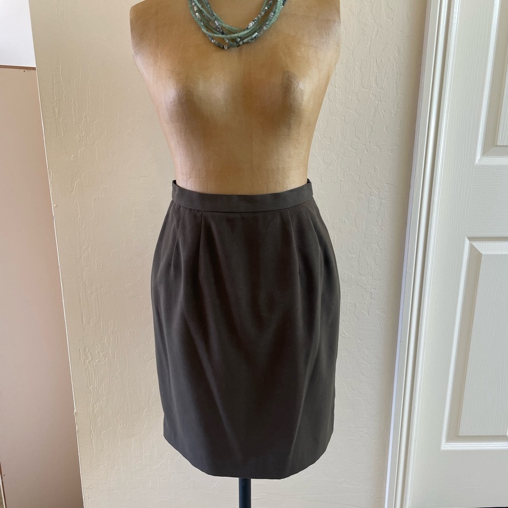 Beautifully Lined Deep Forest Green Skirt, Size 4, Never worn.